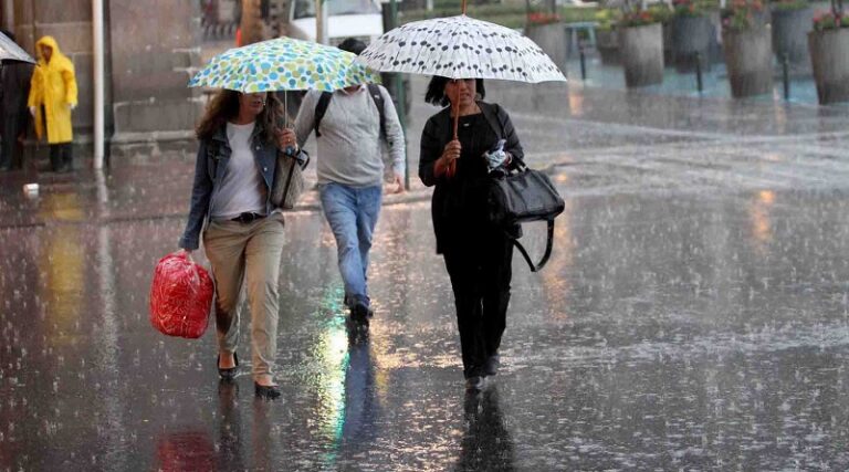 Precipitaciones de intensidad variable con actividad eléctrica