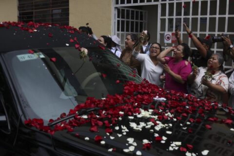 Las protestas ocurren apenas horas después de que autoridades encontraran el cuerpo decapitado de Arcos Catalán en Chilpancingo