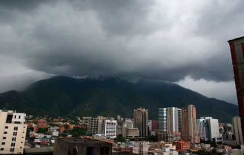 Cielo nublado con lluvias, chubascos y ocasionales descargas eléctricas, en áreas varias del país